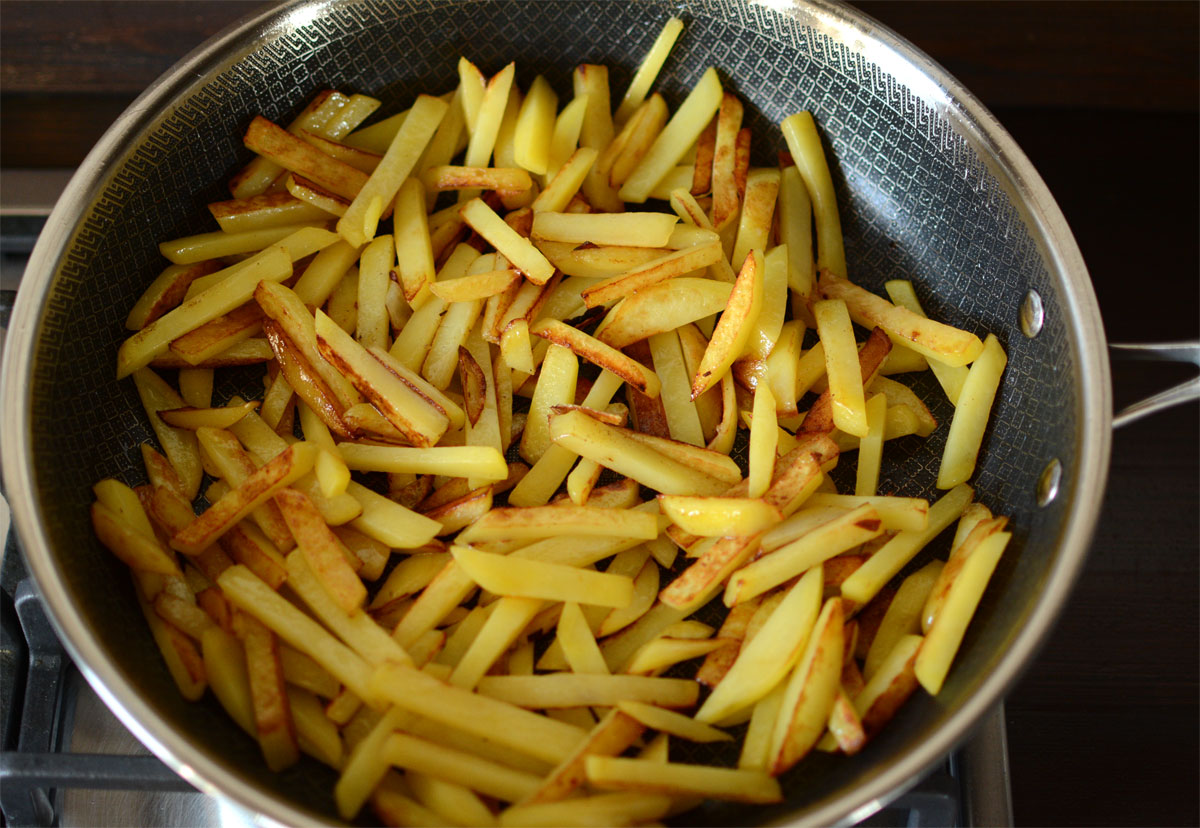 Процесс жарки картофеля на сковороде Amercook Aristo