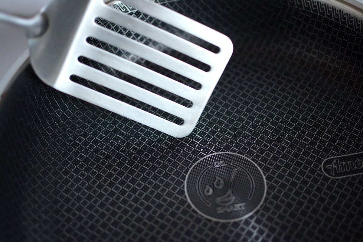 Положение лопатки, когда она может царапать покрытие сковороды